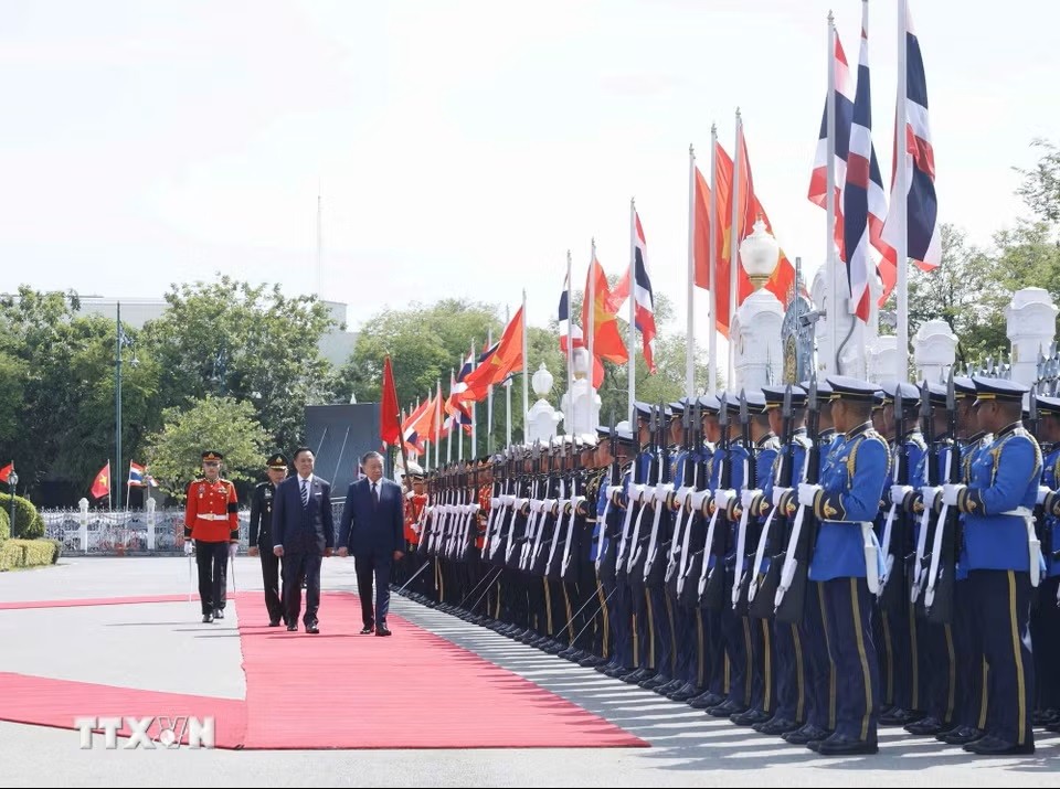 Tổng Bí thư, Chủ tịch nước Tô Lâm và Thủ tướng Thái Lan Anutin Charnvirakul duyệt Đội danh dự Quân đội Hoàng gia Thái Lan. (Ảnh: Thống Nhất/TTXVN)