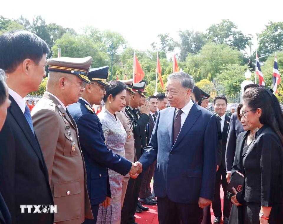 Tổng Bí thư, Chủ tịch nước Tô Lâm với thành viên đoàn đại biểu cấp cao Thái Lan dự Lễ đón. (Ảnh: Thống Nhất/TTXVN)