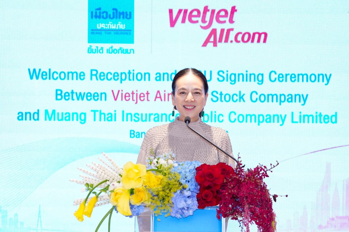 Bà Nualphan Lamsam (Madam Pang), CEO Muang Thai Insurance đồng thời là Chủ tịch Liên đoàn Bóng đá Thái Lan (FAT) chia sẻ tại lễ ký kết (Ảnh: Tài Nguyễn)