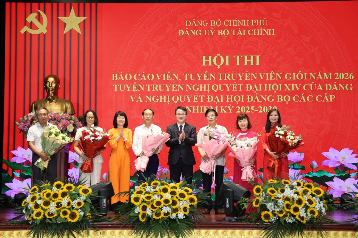 Ban Tổ chức tặng hoa cảm ơn Ban Giám khảo vòng sơ khảo và vòng chung khảo. Ảnh: Đức Minh Ban Tổ chức tặng hoa cảm ơn Ban Giám khảo vòng sơ khảo và vòng chung khảo. Ảnh: Đức Minh