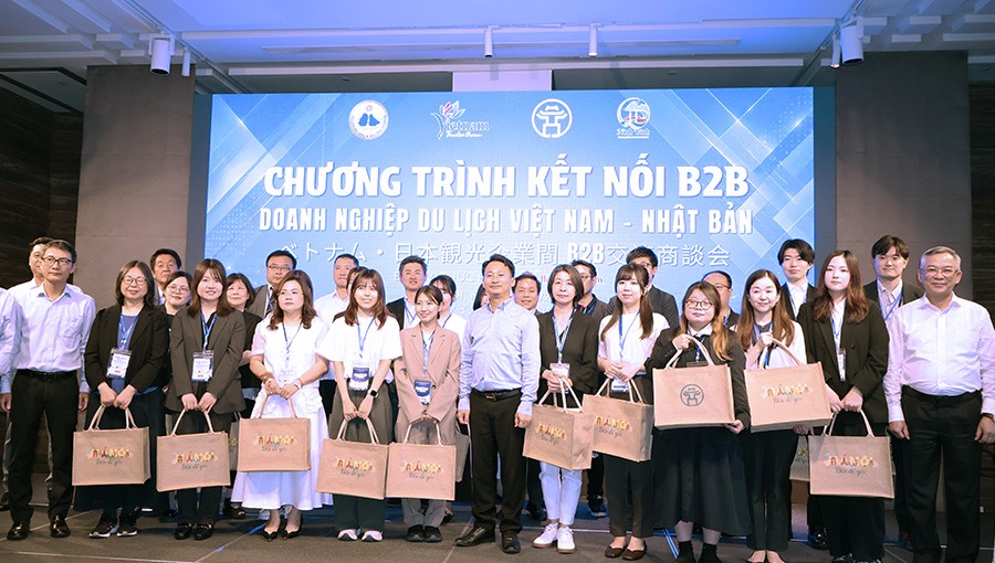 Lãnh đạo Sở Du lịch Hà Nội tặng quà lưu niệm cho các đại biểu Lãnh đạo Sở Du lịch Hà Nội tặng quà lưu niệm cho các đại biểu