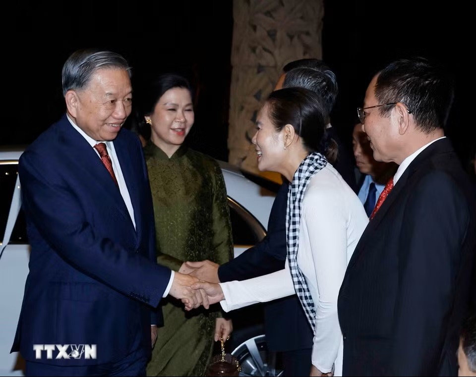 Cán bộ, nhân viên Đại sứ quán và cộng đồng người Việt Nam tại Singapore đón Tổng Bí thư, Chủ tịch nước Tô Lâm và Phu nhân. (Ảnh: Thống Nhất/TTXVN)