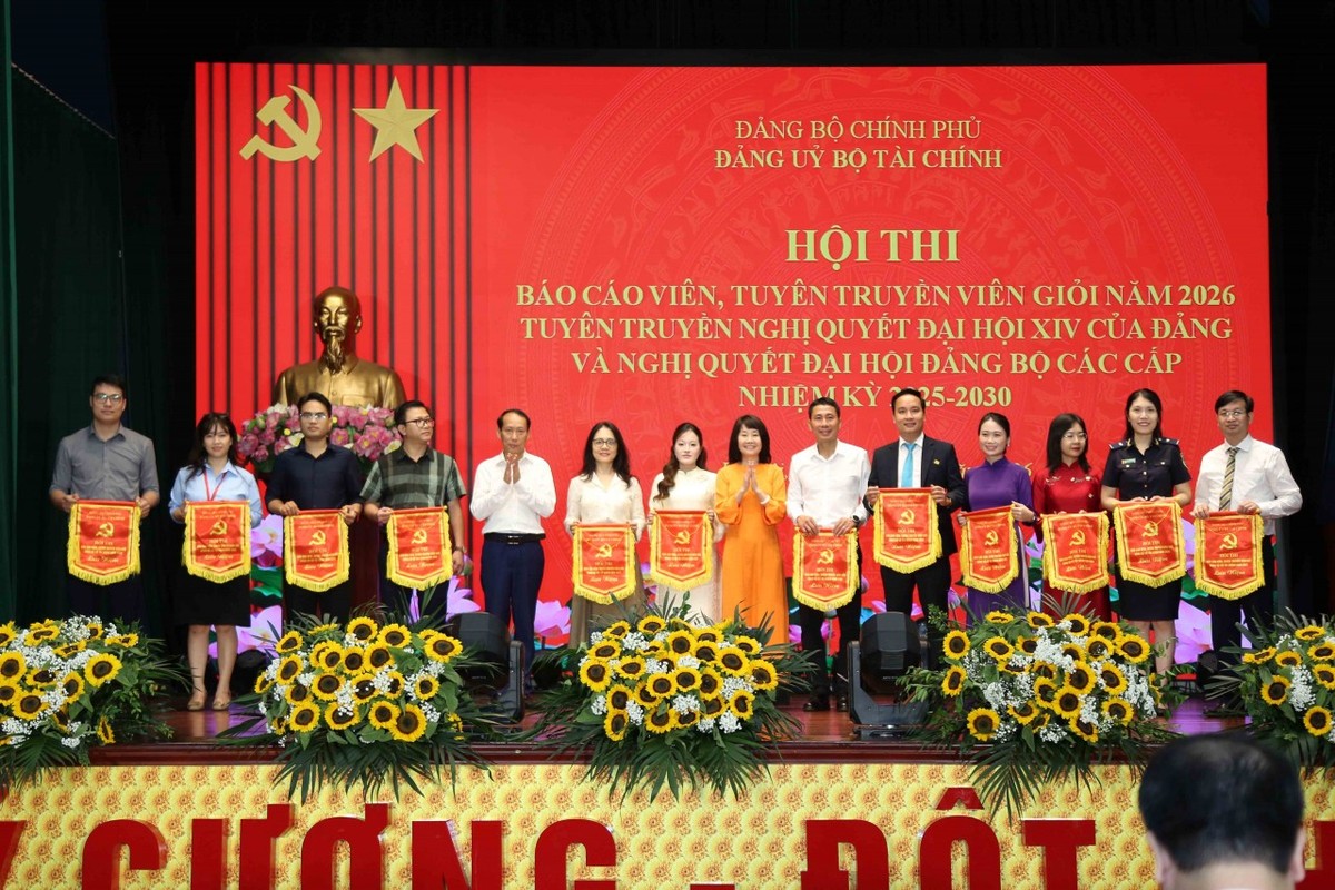 Ban Tổ chức trao cờ lưu niệm cho các thí sinh tham dự. Ảnh: Đức Minh Ban Tổ chức trao cờ lưu niệm cho các thí sinh tham dự. Ảnh: Đức Minh