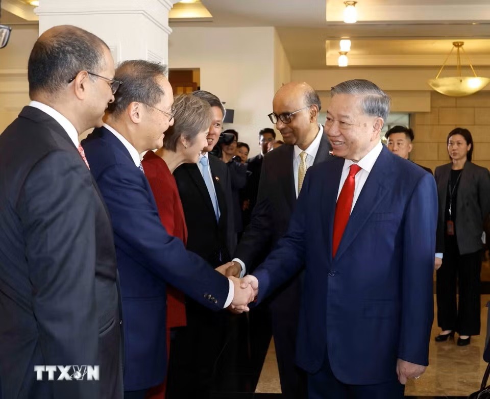 Tổng Bí thư, Chủ tịch nước Tô Lâm với thành viên đoàn đại biểu cấp cao Singapore dự Lễ đón. (Ảnh: Thống Nhất/TTXVN)