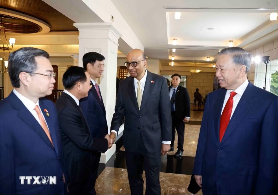Tổng Bí thư, Chủ tịch nước Tô Lâm giới thiệu với Tổng thống Singapore Tharman Shanmugaratnam thành viên đoàn đại biểu cấp cao Việt Nam dự Lễ đón. (Ảnh: Thống Nhất/TTXVN)