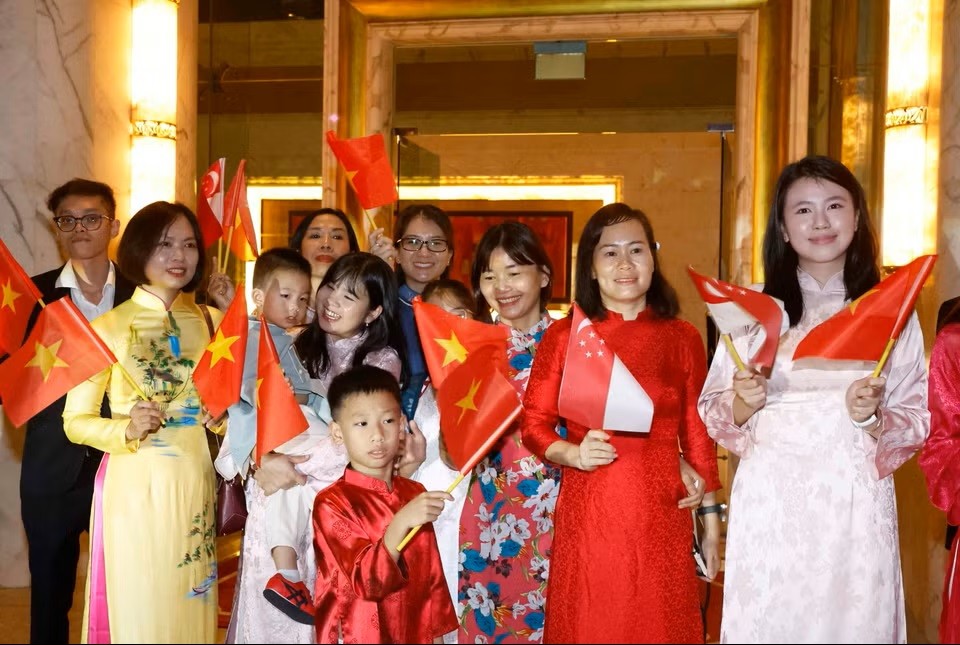 Cán bộ, nhân viên Đại sứ quán và cộng đồng người Việt Nam tại Singapore đón Tổng Bí thư, Chủ tịch nước Tô Lâm và Phu nhân. (Ảnh: Thống Nhất/TTXVN)