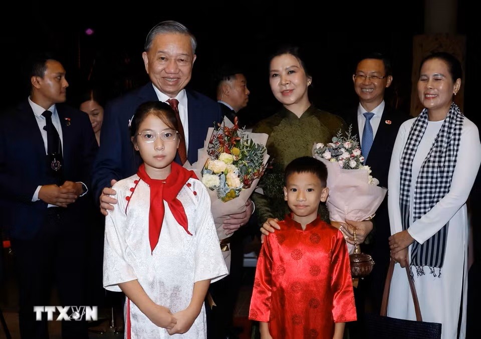 Cán bộ, nhân viên Đại sứ quán và cộng đồng người Việt Nam tại Singapore đón Tổng Bí thư, Chủ tịch nước Tô Lâm và Phu nhân. (Ảnh: Thống Nhất/TTXVN)