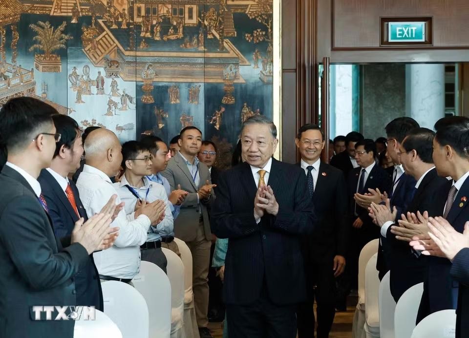 Tổng Bí thư, Chủ tịch nước Tô Lâm và Phu nhân gặp gỡ cán bộ, nhân viên Đại sứ quán và cộng đồng trí thức, chuyên gia người Việt Nam tại Singapore. (Ảnh: Thống Nhất/TTXVN)