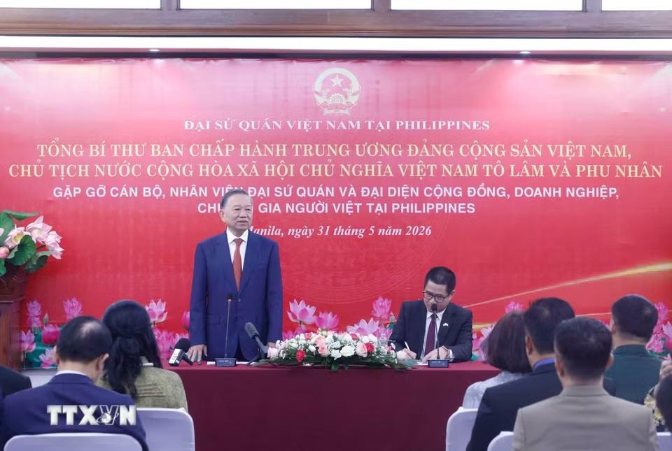Tổng Bí thư, Chủ tịch nước Tô Lâm và Phu nhân cùng đoàn đại biểu cấp cao Việt Nam gặp gỡ cán bộ, nhân viên Đại sứ quán và đại diện cộng đồng, doanh nghiệp, chuyên gia người Việt Nam tại Philippines.
