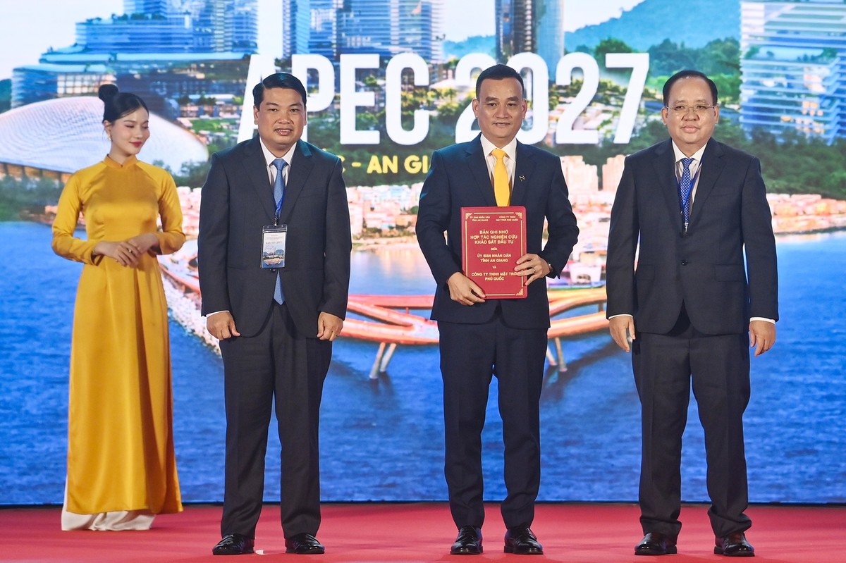Đại diện Sun Group nhận biên bản ghi nhớ hợp tác đầu tư hàng loạt dự án với tổng vốn gần 100 ngàn tỷ đồng. Ảnh: Ánh Dương.
