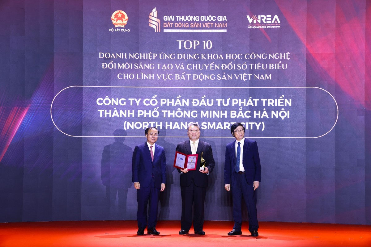 Ông Eisuke Nakanishi – Chủ tịch HĐQT Công ty CP Đầu tư Phát triển Thành phố Thông minh Bắc Hà Nội (North Hanoi Smart City) nhận Danh hiệu