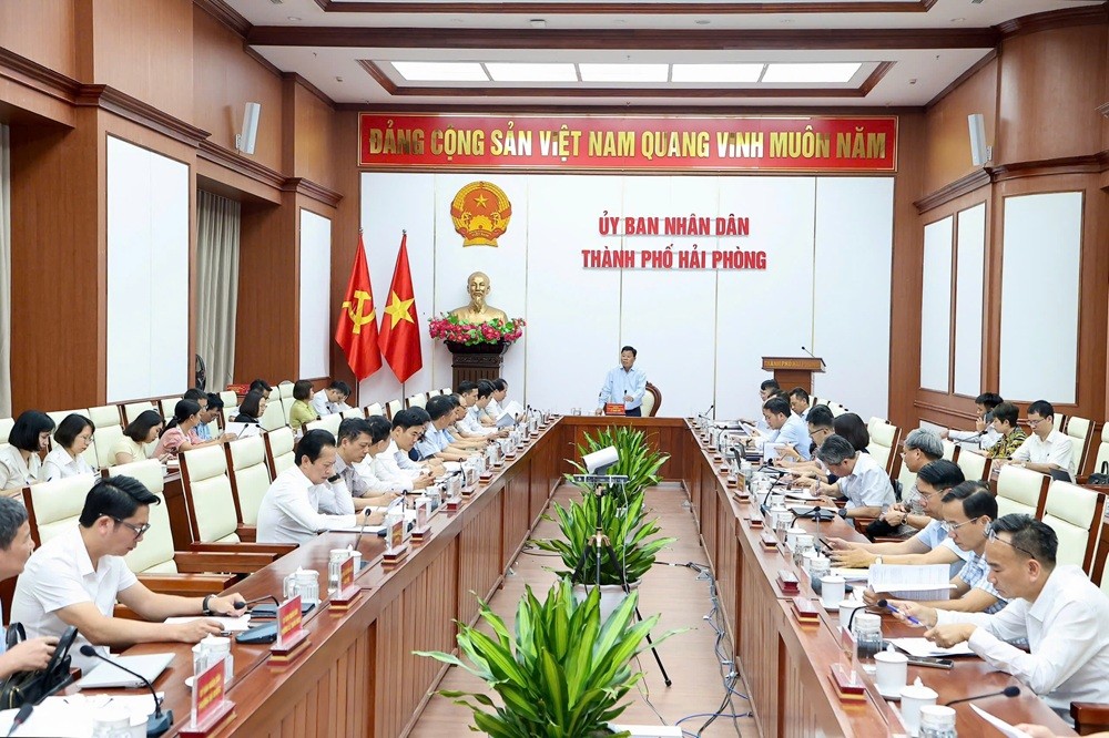 Quang cảnh cuộc họp về báo cáo tổng thể tình hình triển khai thực hiện Nghị quyết số 68/NQ-TW của Bộ Chính trị về phát triển kinh tế tư nhân trên địa bàn thành phố