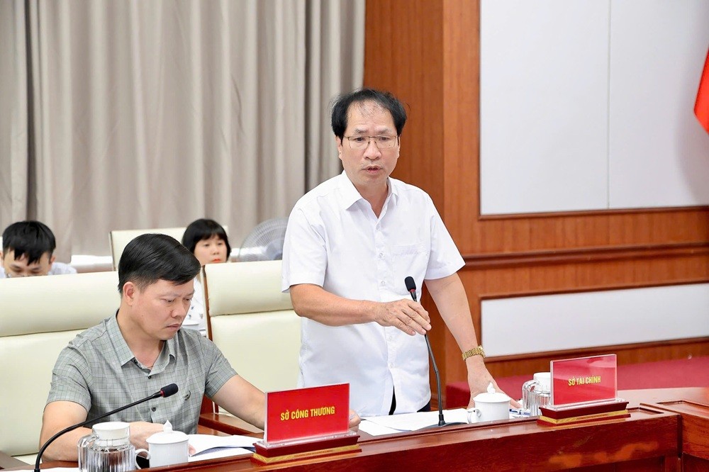 Ông Hoàng Xuân Minh, Phó giám đốc Sở Tài chính Hải Phòng báo cáo tại cuộc họp