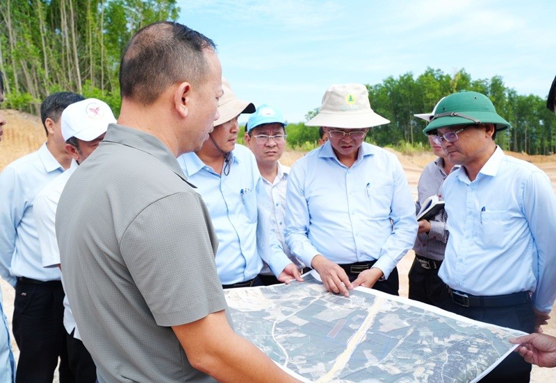 Ông Nguyễn Tự Công Hoàng, Phó chủ tịch UBND tỉnh Gia Lai chỉ đạo xử lý vướng mắc tại Trạm dừng nghỉ đoạn cao tốc Quảng Ngãi - Hoài Nhơn. Ảnh: Kim Loan.
