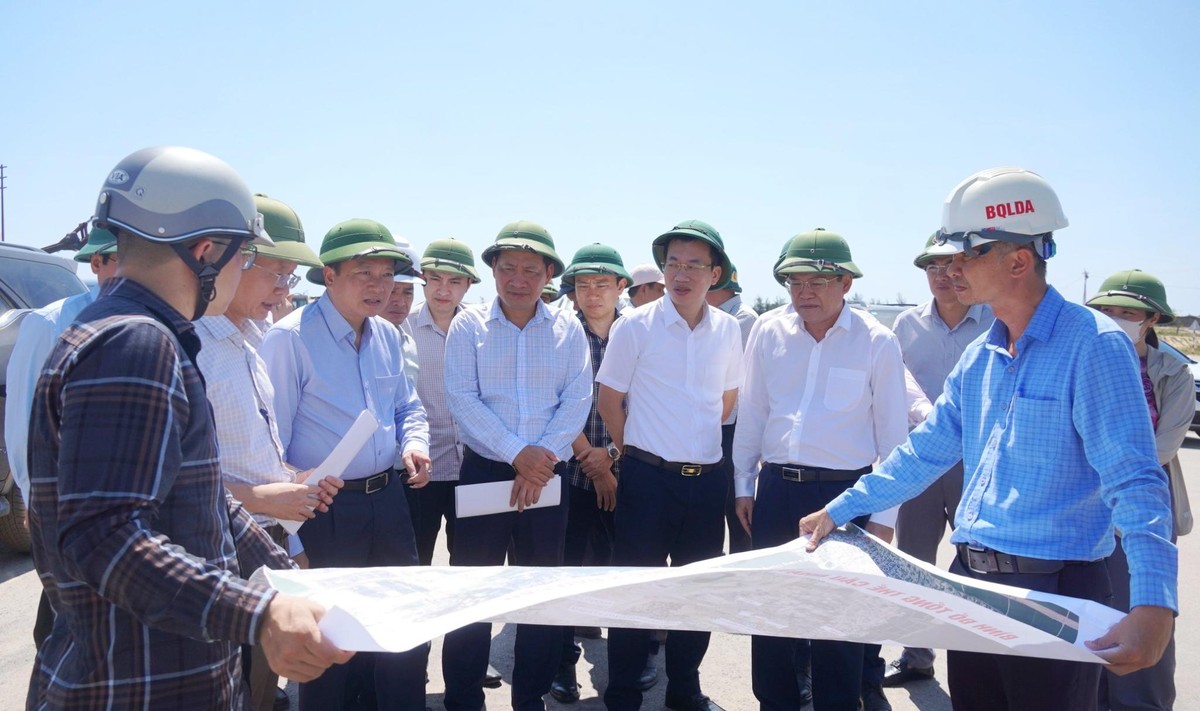 Chủ tịch UBND tỉnh Quảng Trị Lê Hồng Vinh (thứ ba từ trái qua) kiểm tra tiến độ Dự án thành phần 2 - Cầu Nhật Lệ 3 và đường hai đầu cầu.