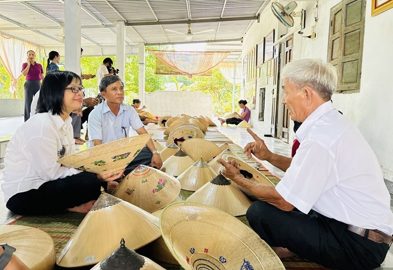 Bà Nguyễn Thị Thanh Lịch, Phó chủ tịch UBND tỉnh Gia Lai tham quan cơ sở sản xuất nón ngựa Phú Gia của nghệ nhân ưu tú Đỗ Văn Lan. Ảnh: Ngọc Minh.