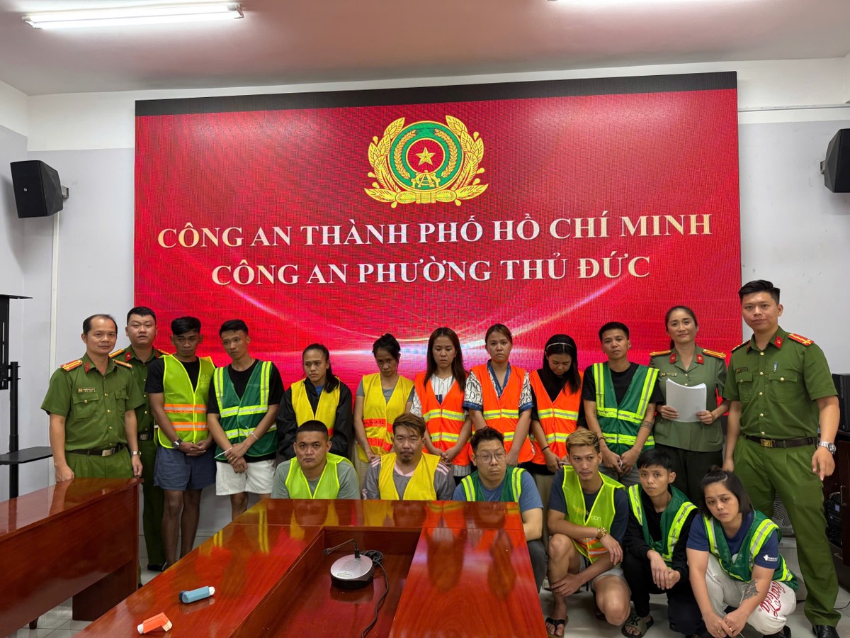 Nhóm người nước ngoài được đưa về trụ sở công an tiếp tục làm rõ