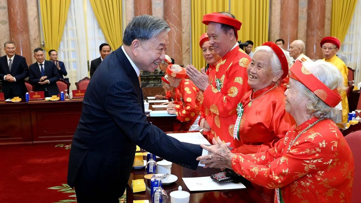 Tổng Bí thư, Chủ tịch nước Tô Lâm gặp mặt 85 đại biểu người cao tuổi tiêu biểu nhân dịp kỷ niệm 85 năm Ngày Truyền thống Người cao tuổi Việt Nam (6/6/1941 - 6/6/2026). Ảnh: Đăng Khoa