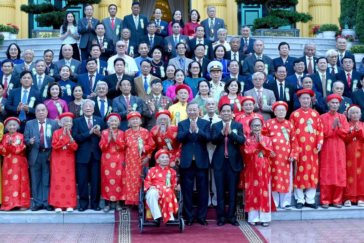 Tổng Bí thư, Chủ tịch nước Tô Lâm với các đại biểu người cao tuổi tiêu biểu.