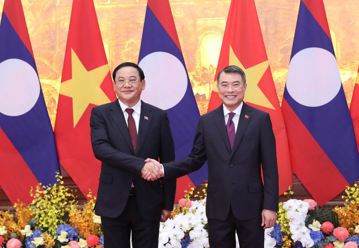 Thủ tướng Lê Minh Hưng và Thủ tướng Lào Sonexay Siphandone chụp ảnh chung trước hội đàm. Ảnh: Đức Thanh
