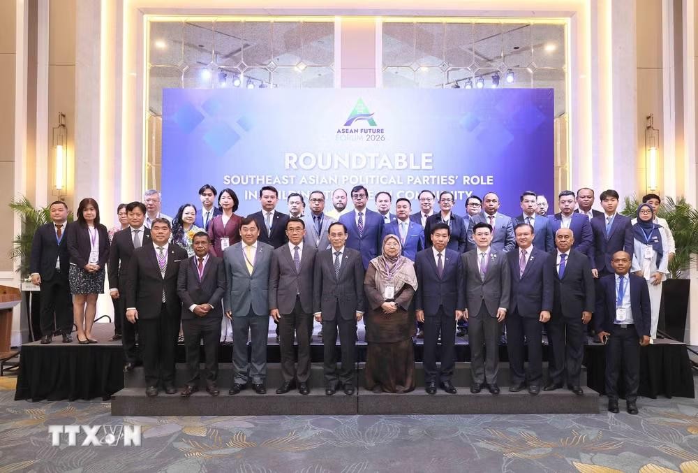 Đồng chí Lê Hoài Trung, Ủy viên Bộ Chính trị, Bộ trưởng Bộ Ngoại giao với các đại biểu. (Ảnh: An Đăng/TTXVN) Đồng chí Lê Hoài Trung, Ủy viên Bộ Chính trị, Bộ trưởng Bộ Ngoại giao với các đại biểu. (Ảnh: An Đăng/TTXVN)