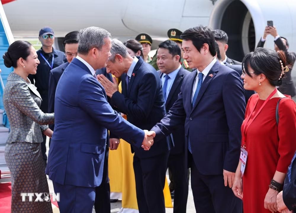 Thủ tướng Campuchia Samdech Moha Borvor Thipadei Hun Manet đến Hà Nội, bắt đầu thăm chính thức Việt Nam và tham dự Diễn đàn Tương lai ASEAN (AFF) lần thứ ba. (Ảnh: Minh Đức/TTXVN) Thủ tướng Campuchia Samdech Moha Borvor Thipadei Hun Manet đến Hà Nội, bắt đầu thăm chính thức Việt Nam và tham dự Diễn đàn Tương lai ASEAN (AFF) lần thứ ba. (Ảnh: Minh Đức/TTXVN)