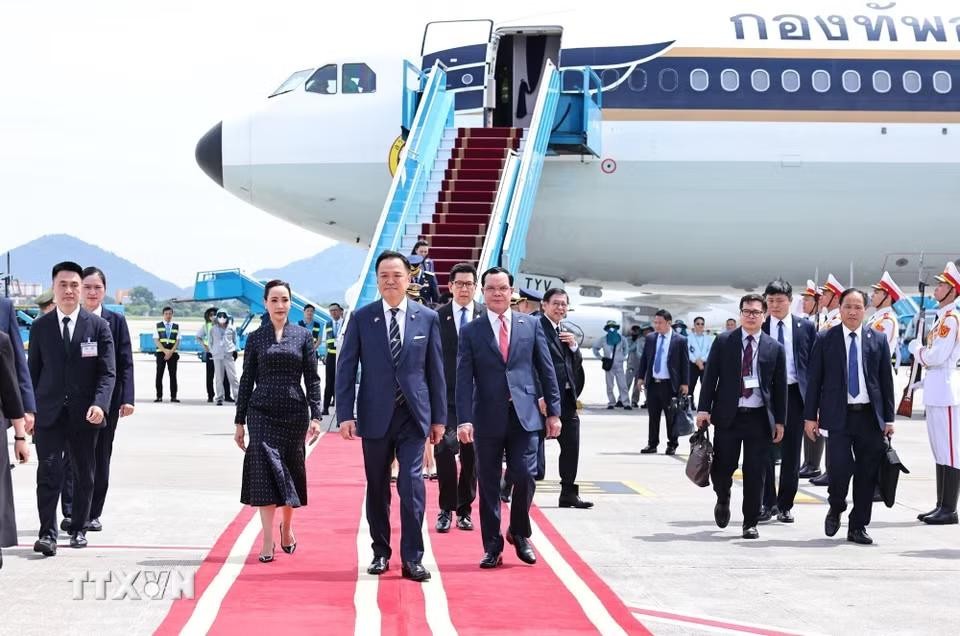Ủy viên Trung ương Đảng, Bộ trưởng Dân tộc và Tôn giáo Nguyễn Đình Khang đón Thủ tướng Vương quốc Thái Lan Anutin Charnvirakul tại sân bay quốc tế Nội Bài (Hà Nội). (Ảnh: Minh Đức/TTXVN) Ủy viên Trung ương Đảng, Bộ trưởng Dân tộc và Tôn giáo Nguyễn Đình Khang đón Thủ tướng Vương quốc Thái Lan Anutin Charnvirakul tại sân bay quốc tế Nội Bài (Hà Nội). (Ảnh: Minh Đức/TTXVN)
