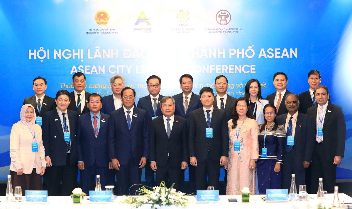 Các đại biểu chụp hình lưu niệm.