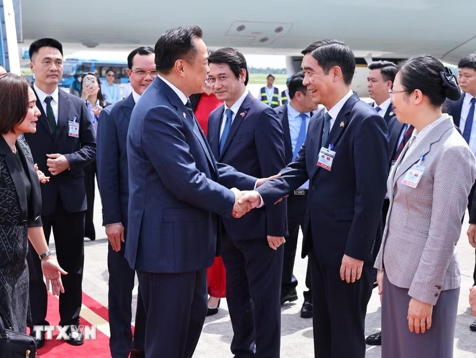 Thủ tướng Thái Lan Anutin Charnvirakul đến Hà Nội, bắt đầu thăm chính thức Việt Nam và tham dự Diễn đàn Tương lai ASEAN (AFF) lần thứ ba. (Ảnh: Minh Đức/TTXVN) Thủ tướng Thái Lan Anutin Charnvirakul đến Hà Nội, bắt đầu thăm chính thức Việt Nam và tham dự Diễn đàn Tương lai ASEAN (AFF) lần thứ ba. (Ảnh: Minh Đức/TTXVN)
