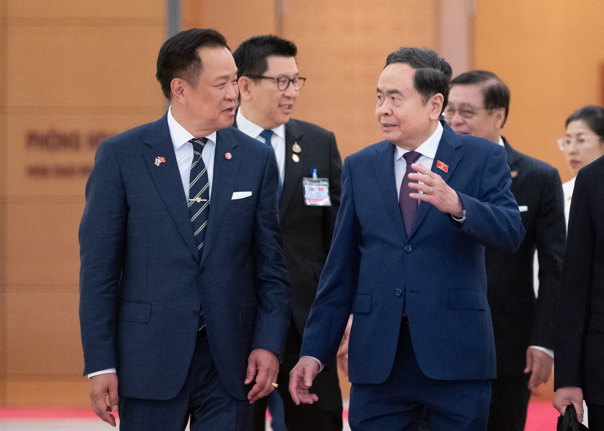 Chủ tịch Quốc hội Trần Thanh Mẫn đón Thủ tướng Vương quốc Thái Lan Anutin Charnvirakul.
