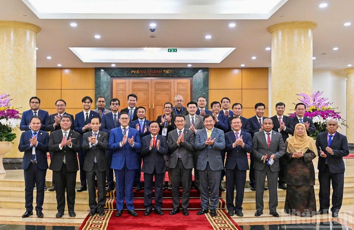 Thường trực Ban Bí thư Trần Cẩm Tú và Trưởng đoàn chính đảng các nước ASEAN cùng các đại biểu dự cuộc tiếp. (Ảnh: DUY LINH)