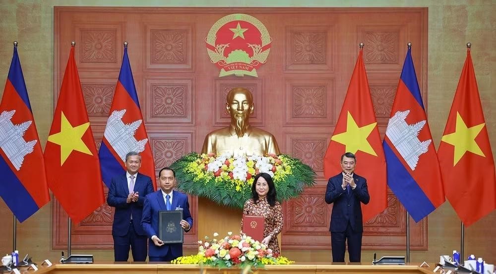 Thủ tướng Lê Minh Hưng và Thủ tướng Vương quốc Campuchia Hun Manet chứng kiến trao kế hoạch hợp tác giữa Bộ Văn hoá, Thể thao và Du lịch với Bộ Thông tin Campuchia về kế hoạch hợp tác trong lĩnh vực thông tin giai đoạn 2026-2030. (Ảnh: Dương Giang/TTXVN) Thủ tướng Lê Minh Hưng và Thủ tướng Vương quốc Campuchia Hun Manet chứng kiến trao kế hoạch hợp tác giữa Bộ Văn hoá, Thể thao và Du lịch với Bộ Thông tin Campuchia về kế hoạch hợp tác trong lĩnh vực thông tin giai đoạn 2026-2030. (Ảnh: Dương Giang/TTXVN)