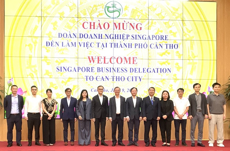 Lãnh đạo TP. Cần Thơ chụp ảnh lưu niệm cùng đoàn doanh nghiệp Singapore