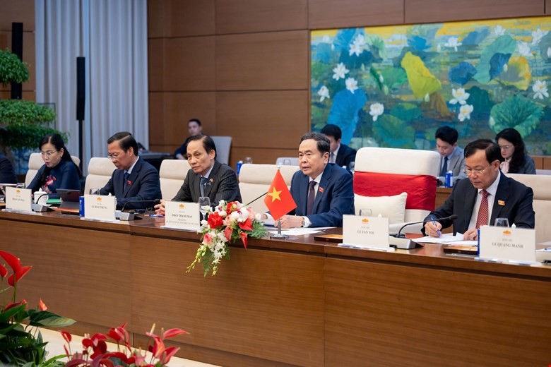 Chủ tịch Quốc hội cảm ơn và mong Chính phủ Thái Lan tiếp tục tạo điều kiện để cộng đồng người Việt tại Thái Lan tham gia tích cực vào đời sống kinh tế, xã hội và trở thành cầu nối quan trọng cho tình hữu nghị giữa hai dân tộc.