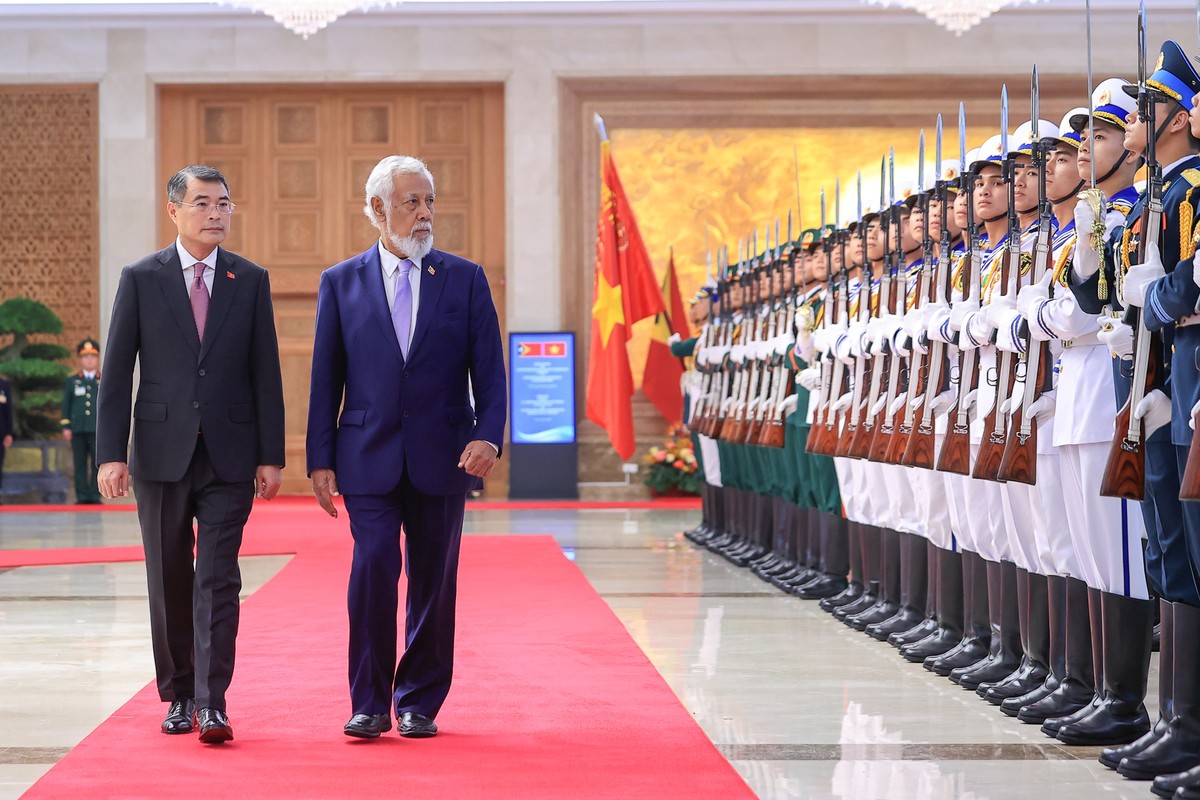Thủ tướng Lê Minh Hưng và Thủ tướng Cộng hòa Dân chủ Timor-Leste Kay Rala Xanana Gusmão duyệt Đội Danh dự Quân đội nhân dân Việt Nam. Thủ tướng Lê Minh Hưng và Thủ tướng Cộng hòa Dân chủ Timor-Leste Kay Rala Xanana Gusmão duyệt Đội Danh dự Quân đội nhân dân Việt Nam.