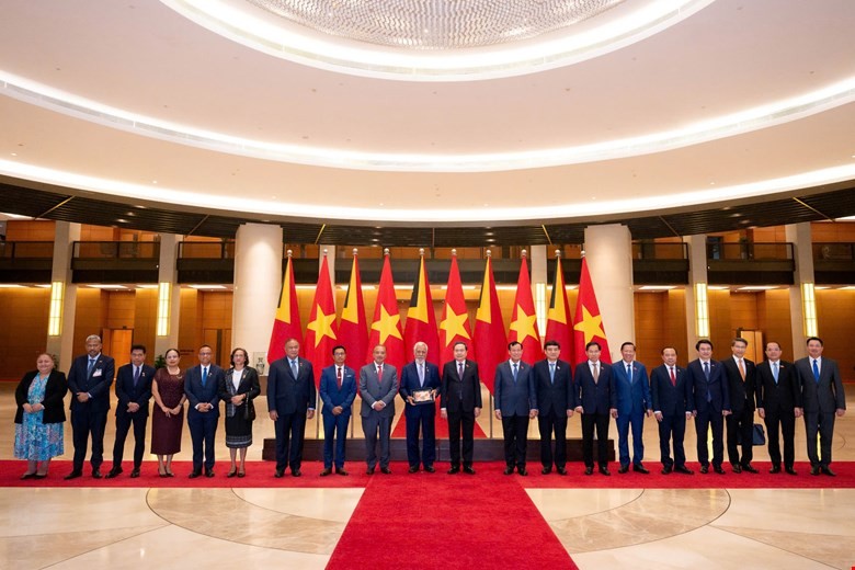 Chủ tịch Quốc hội Trần Thanh Mẫn và Thủ tướng Timor-Leste Kay Rala Xanana Gusmão chụp ảnh lưu niệm cùng các đại biểu. Chủ tịch Quốc hội Trần Thanh Mẫn và Thủ tướng Timor-Leste Kay Rala Xanana Gusmão chụp ảnh lưu niệm cùng các đại biểu.