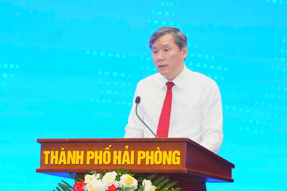 Ông Lê Văn Lợi, Chủ tịch Viện Hàn lâm Khoa học xã hội Việt Nam, Phó Trưởng Ban Chính sách, chiến lược Trung ương, Phó Chủ tịch Hội đồng Lý luận Trung ương phát biểu đề dẫn. Ông Lê Văn Lợi, Chủ tịch Viện Hàn lâm Khoa học xã hội Việt Nam, Phó Trưởng Ban Chính sách, chiến lược Trung ương, Phó Chủ tịch Hội đồng Lý luận Trung ương phát biểu đề dẫn.