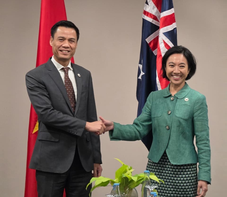 Thứ trưởng Đặng Hoàng Giang gặp Thứ trưởng Ngoại giao Australia Michelle Chan. Thứ trưởng Đặng Hoàng Giang gặp Thứ trưởng Ngoại giao Australia Michelle Chan.