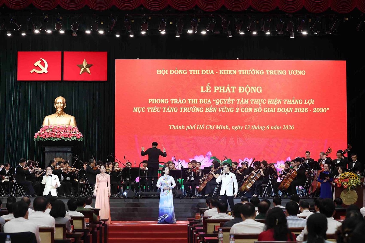 Lễ phát động phong trào thi đua “Quyết tâm thực hiện thắng lợi mục tiêu tăng trưởng bền vững 2 con số giai đoạn 2026 - 2030” được tổ chức bằng hình thức trực tiếp kết hợp trực tuyến giữa điểm cầu chính tại TP.HCM và các điểm cầu tại các tỉnh, thành phố. Ảnh: Lê Toàn. Lễ phát động phong trào thi đua “Quyết tâm thực hiện thắng lợi mục tiêu tăng trưởng bền vững 2 con số giai đoạn 2026 - 2030” được tổ chức bằng hình thức trực tiếp kết hợp trực tuyến giữa điểm cầu chính tại TP.HCM và các điểm cầu tại các tỉnh, thành phố. Ảnh: Lê Toàn.