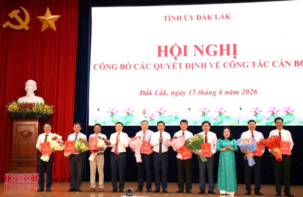 Lãnh đạo tỉnh Đắk Lắk trao quyết định điều động, bổ nhiệm cho các cán bộ chủ chốt. Lãnh đạo tỉnh Đắk Lắk trao quyết định điều động, bổ nhiệm cho các cán bộ chủ chốt.