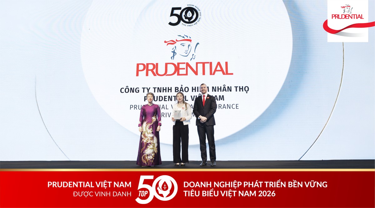 Đại diện Prudential Việt Nam nhận kỷ niệm chương cho hạng mục “Hoạt động trách nhiệm cộng đồng (CSR) nổi bật” tại lễ trao giải Top 50 Doanh nghiệp Phát triển Bền vững 2026