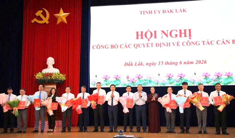 Thường trực Tỉnh ủy Đắk Lắk đã tổ chức Hội nghị công bố quyết định về công tác cán bộ. Thường trực Tỉnh ủy Đắk Lắk đã tổ chức Hội nghị công bố quyết định về công tác cán bộ.