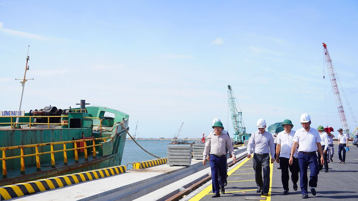 Phó Chủ tịch UBND tỉnh Quảng Trị Lê Đức Tiến (thứ nhất từ trái ảnh) kiểm tra tiến độ thi công các hạng mục dự án Khu bến cảng Mỹ Thủy Phó Chủ tịch UBND tỉnh Quảng Trị Lê Đức Tiến (thứ nhất từ trái ảnh) kiểm tra tiến độ thi công các hạng mục dự án Khu bến cảng Mỹ Thủy