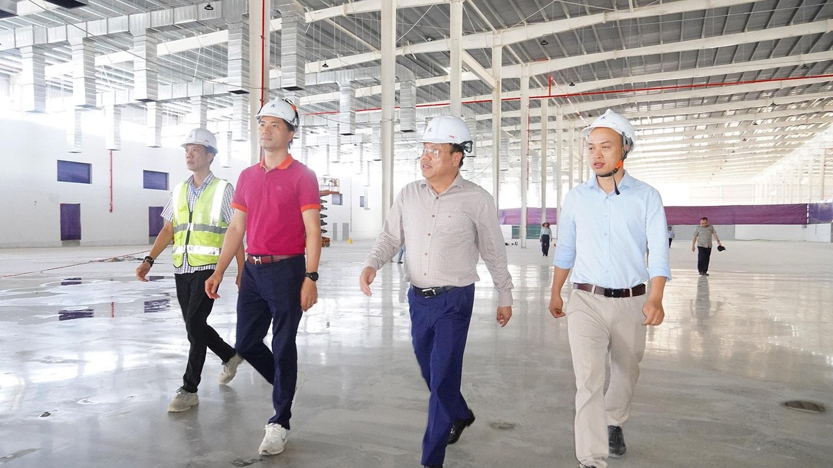 Phó Chủ tịch UBND tỉnh Quảng Trị Lê Đức Tiến (thứ hai từ phải ảnh) kiểm tra tình hình triển khai các dự án tại Khu công nghiệp Quán Ngang Phó Chủ tịch UBND tỉnh Quảng Trị Lê Đức Tiến (thứ hai từ phải ảnh) kiểm tra tình hình triển khai các dự án tại Khu công nghiệp Quán Ngang