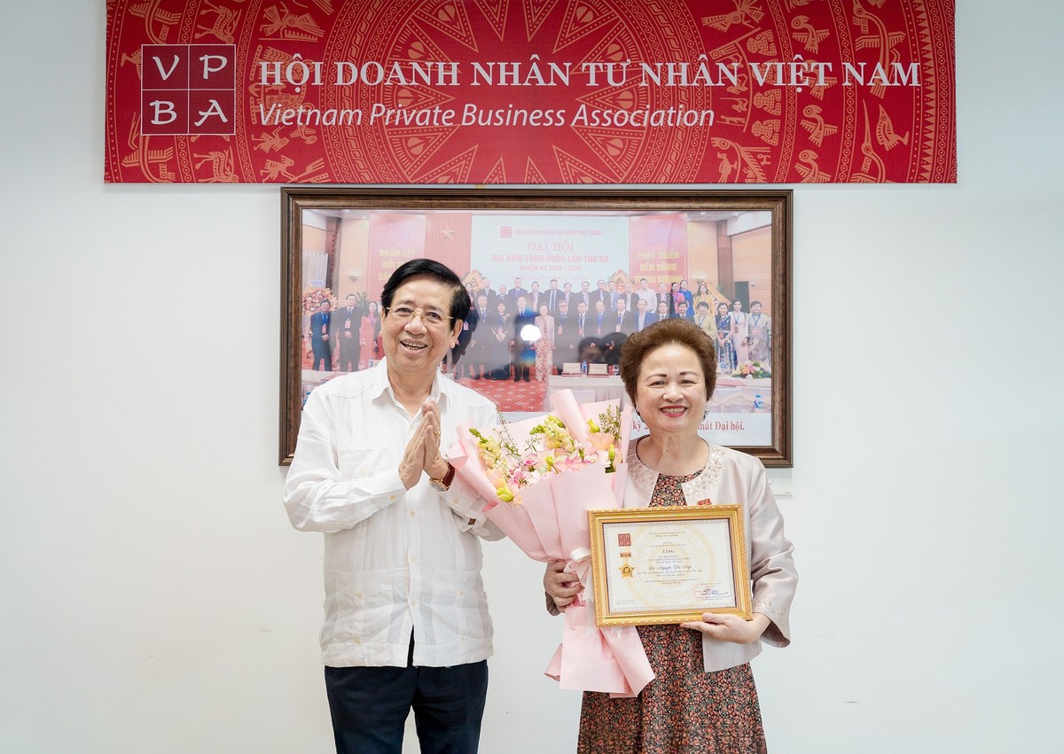 PGS.TS Nguyễn Trọng Điều, Chủ tịch Hội Doanh nhân Tư nhân Việt Nam, trao kỷ niệm chương cho bà Nguyễn Thị Nga PGS.TS Nguyễn Trọng Điều, Chủ tịch Hội Doanh nhân Tư nhân Việt Nam, trao kỷ niệm chương cho bà Nguyễn Thị Nga