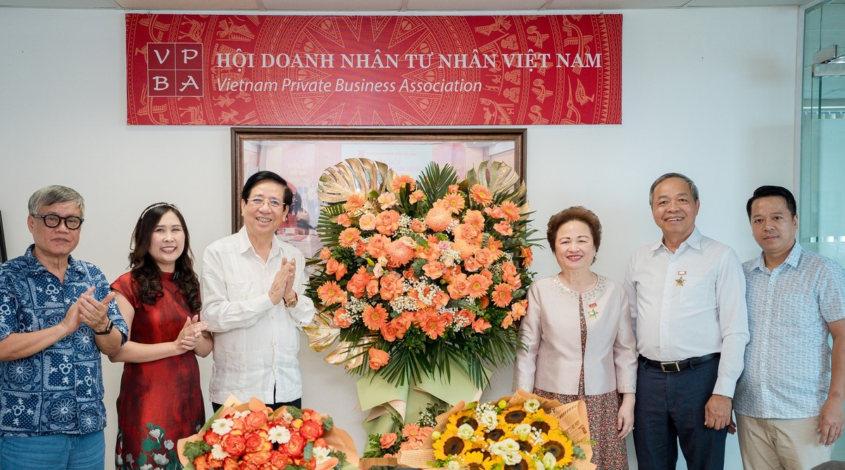 Đại diện Ban chấp hành VPBA tặng hoa chúc mừng bà Nguyễn Thị Nga Đại diện Ban chấp hành VPBA tặng hoa chúc mừng bà Nguyễn Thị Nga