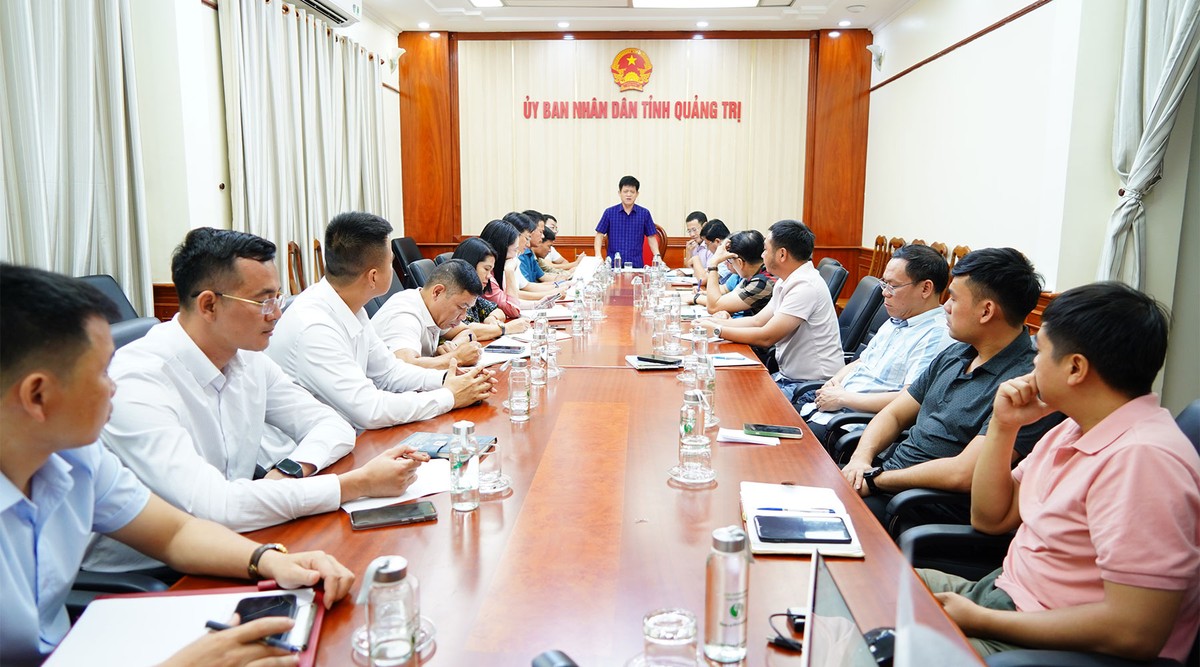 Phó Chủ tịch UBND tỉnh Quảng Trị Lê Văn Bảo chủ trì cuộc họp.