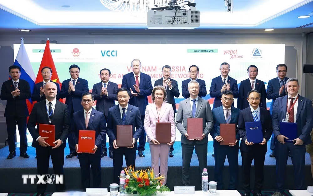 Thủ tướng Lê Minh Hưng chứng kiến trao thoả thuận hợp tác, biên bản ghi nhớ giữa các doanh nghiệp Việt Nam và Liên bang Nga.