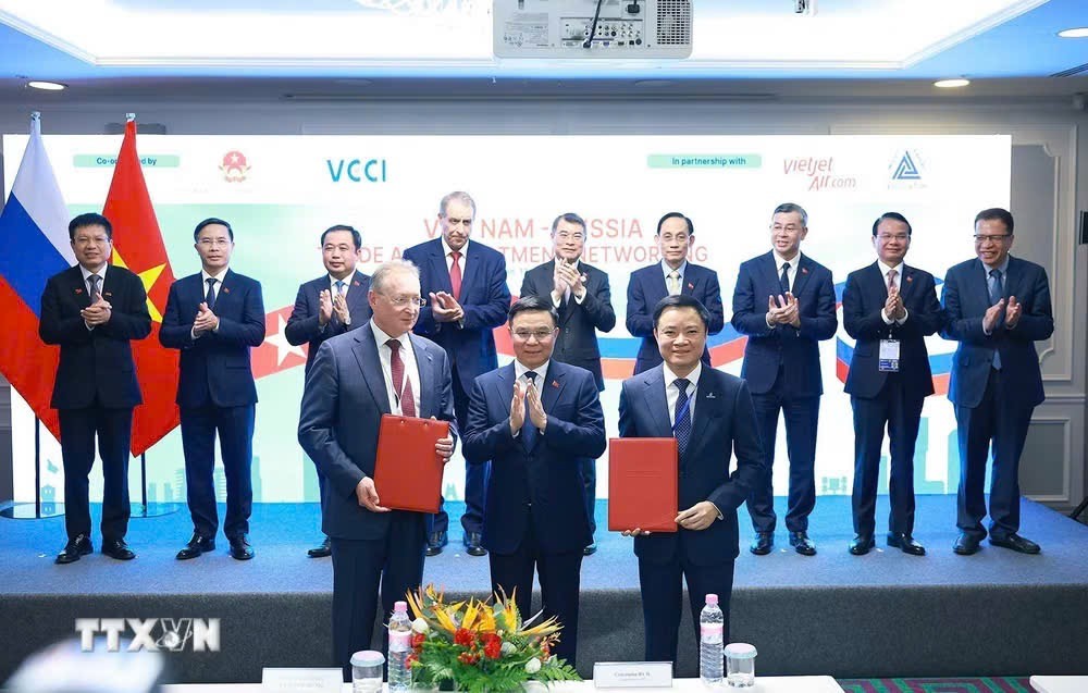 Thủ tướng Lê Minh Hưng chứng kiến trao Giấy chứng nhận đầu tư của PSC Lô 01/17&02/17, thềm lục địa Việt Nam giữa PetroVietnam và Tập đoàn Zarubezhneft. Ảnh: Dương Giang/TTXVN Thủ tướng Lê Minh Hưng chứng kiến trao Giấy chứng nhận đầu tư của PSC Lô 01/17&02/17, thềm lục địa Việt Nam giữa PetroVietnam và Tập đoàn Zarubezhneft. Ảnh: Dương Giang/TTXVN