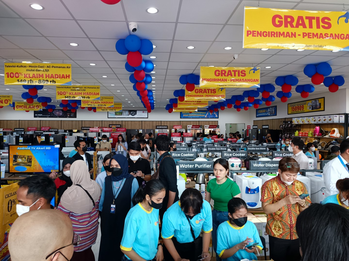 Mô hình cửa hàng hiện đại cùng phong cách phục vụ tận tâm giúp chuỗi EraBlue nhanh chóng chiếm lĩnh tình cảm của người tiêu dùng tại thị trường vạn đảo